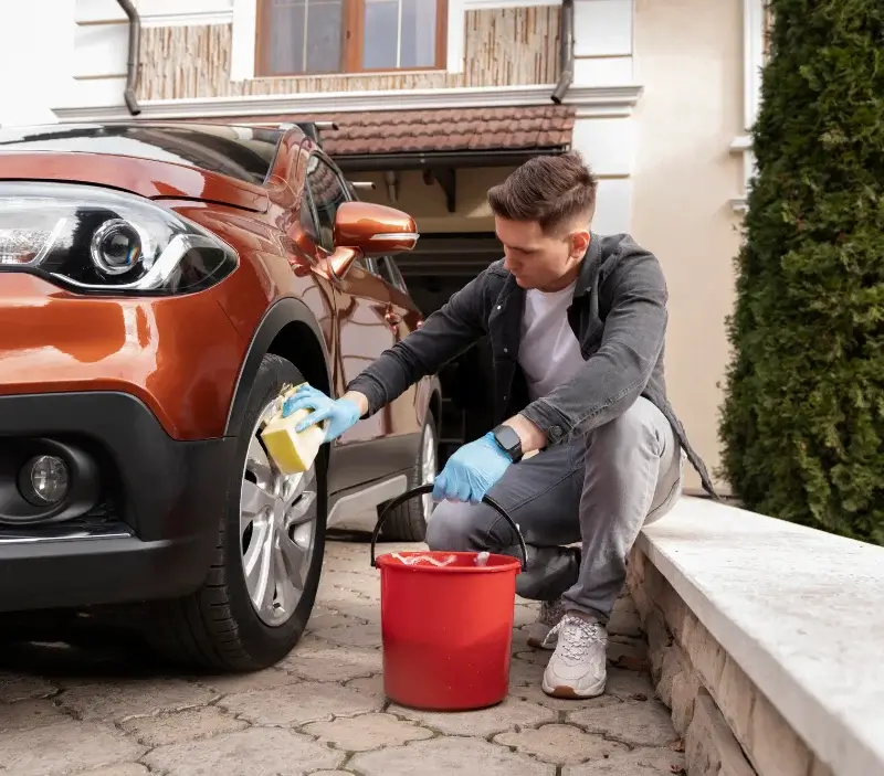 Lavage auto à domicile Porte-de-Savoie : professionnel intervenant sur un véhicule